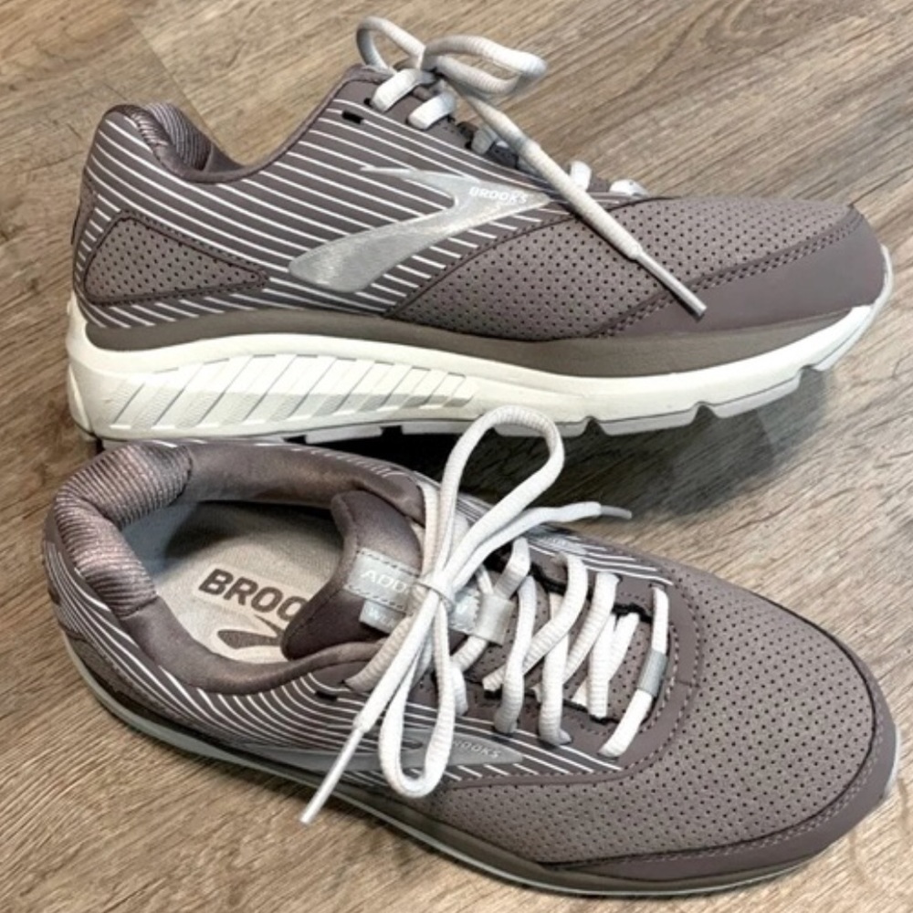 Brooks Addiction Walker Suede shoes - women’s 7.5 wide